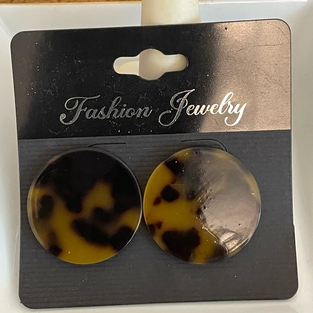 Tortoise Shell Pattern Earrings - Picture 6 of 6